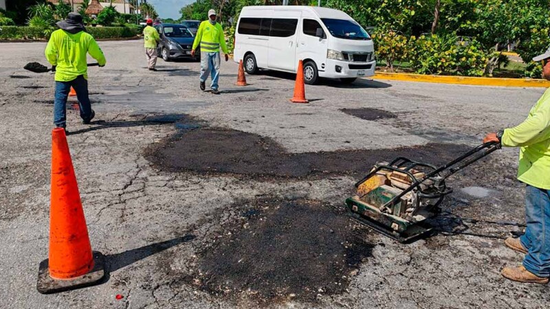 Atenea Gómez Ricalde fortalece los trabajos de bacheo en Isla Mujeres