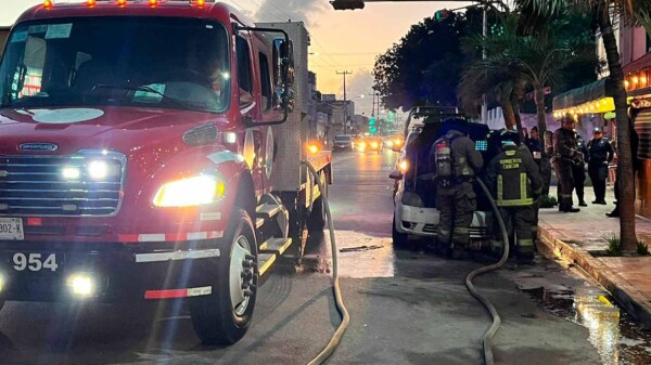 Automóvil se incendia en avenida de Cancún