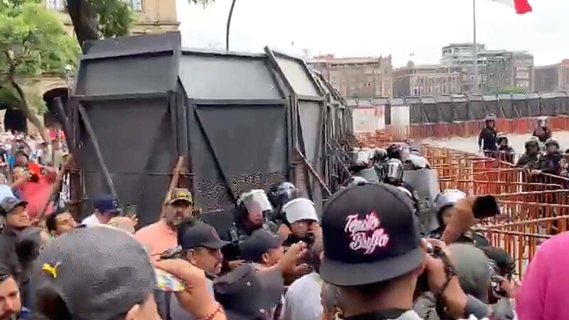 Se enfrentan maestros del CNTE y policías en la CDMX