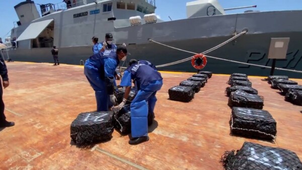 Marina asegura 103 costalillas con presunta cocaína, frente a las costas de Acapulco.