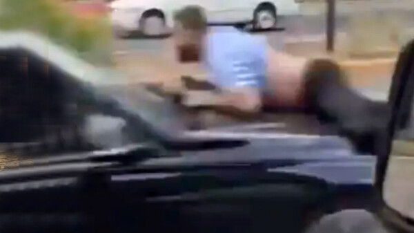 Captan a hombre siendo llevado en el cofre de un auto en Guanajuato