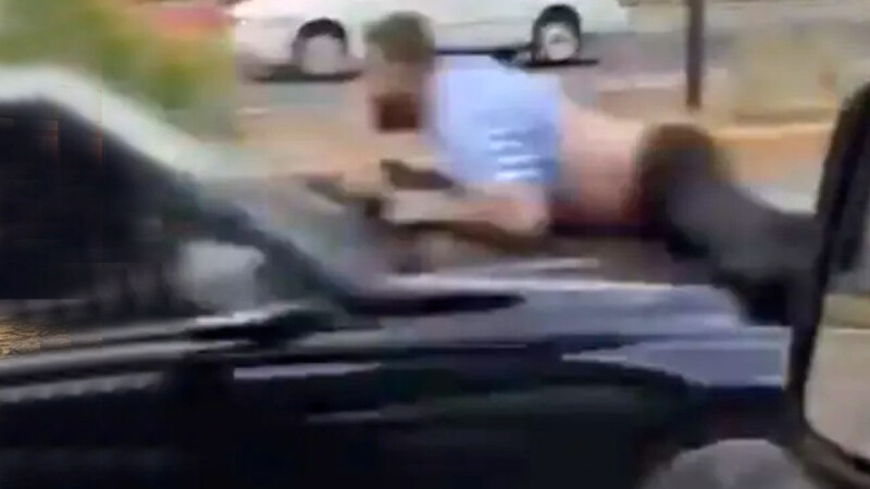 Captan a hombre siendo llevado en el cofre de un auto en Guanajuato