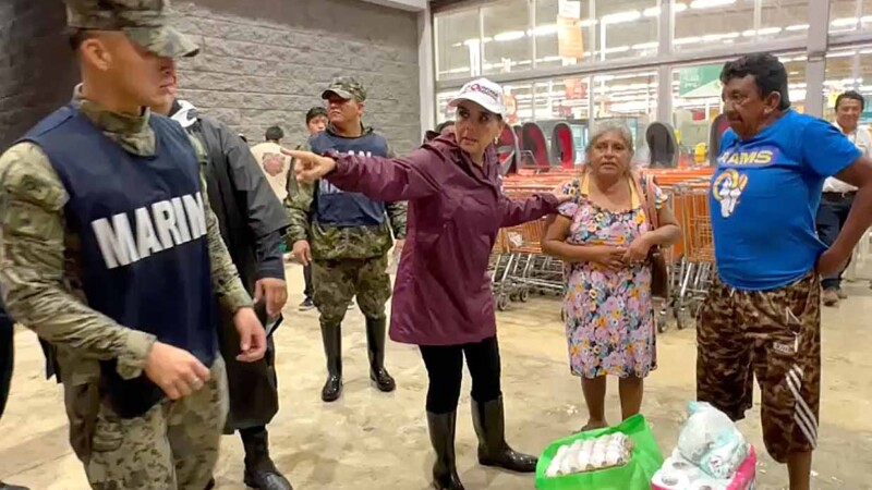 Mara Lezama auxilia y coordina atención a familias afectadas esta noche por intensas lluvias, en Chetumal