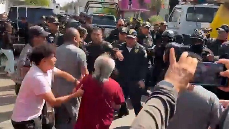 Muerte de adulto mayor desata riña entre policías y vecinos en Iztapalapa