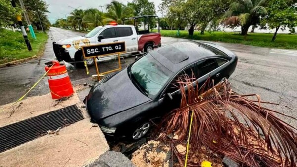 Conductor cae en socavón tras intensas lluvias en Chetumal