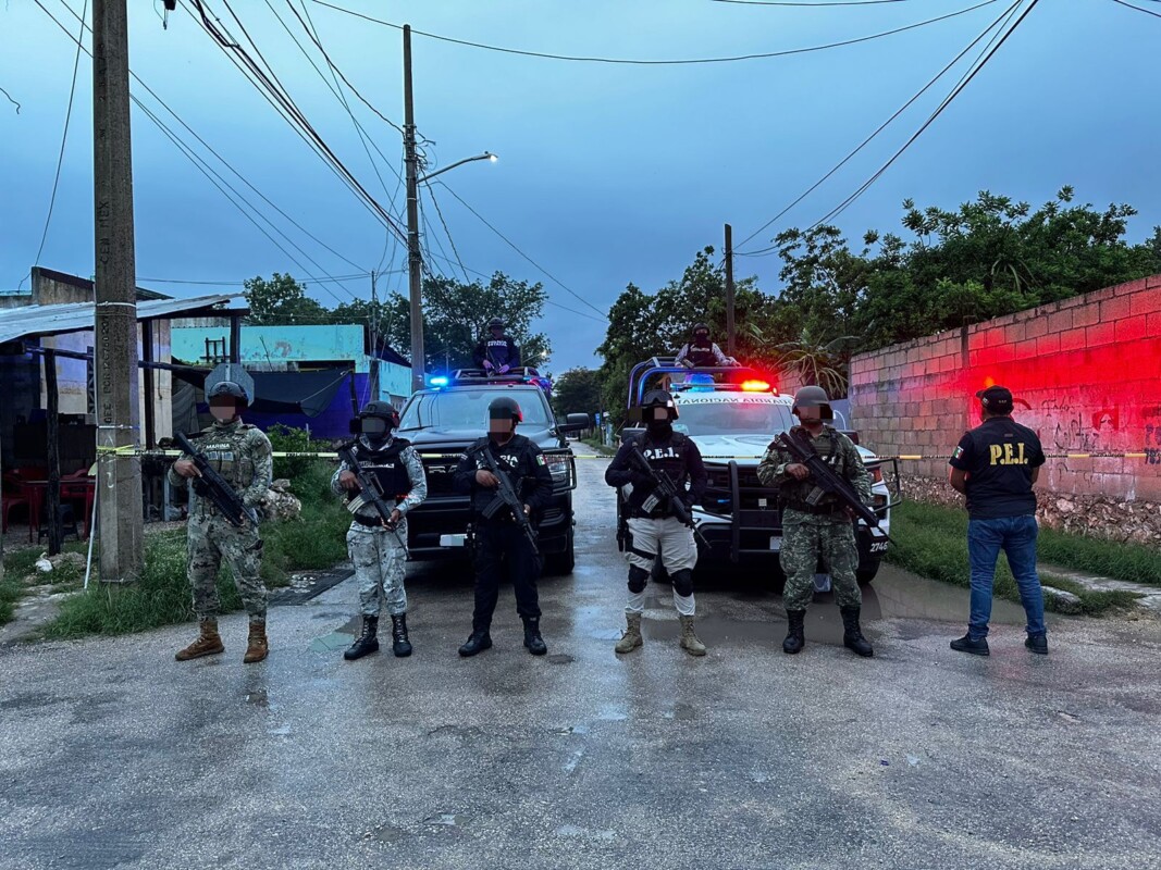 Continúan los cateos antidrogas en Valladolid, Yucatán; en un hotel de la calle la colonia San Francisco detuvieron a dos personas y aseguraron drogas y vehículos.