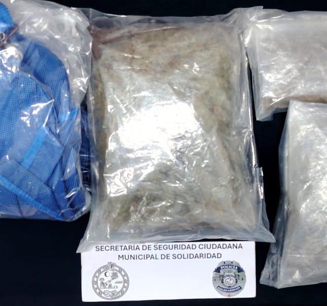 Detienen a narcomenudista en El Pedregal de Playa del Carmen; a Rafael "N" de 26 años, originario de Yucatán, le hallaron envoltorios con marihuana.