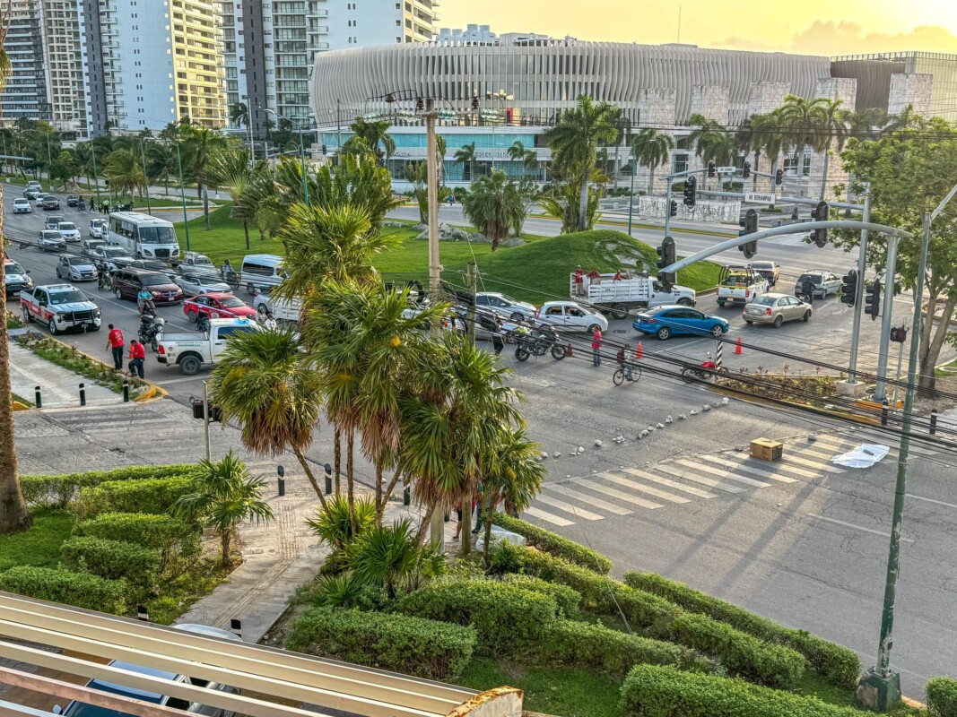 Mujeres víctimas de fraude cierran avenida en Cancún (VIDEO); el tráfico en la Bonampak con Uxmal se vio afectado esta mañana de miércoles.