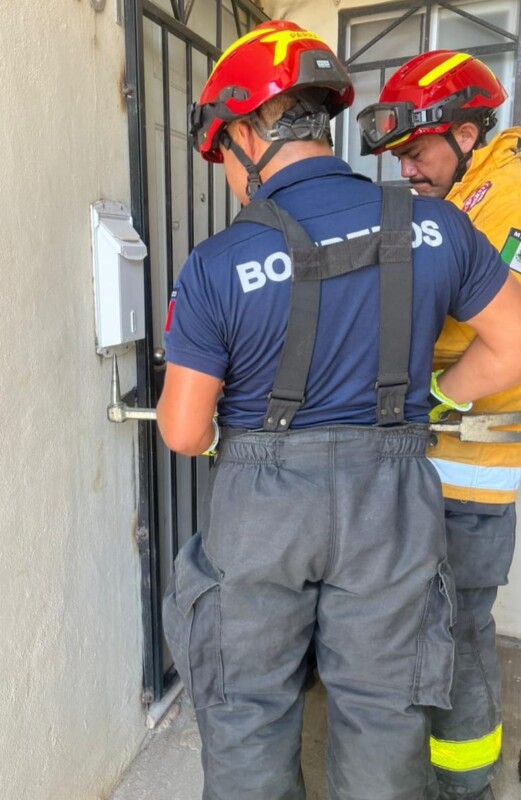 Rescatan a una menor en el fraccionamiento Real Ibiza de Playa del Carmen; personal de Bomberos y del Geavig atendieron una denuncia ciudadana.