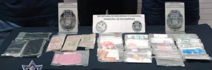 Detienen a trío de narcomenudistas en Playa del Carmen; uno es taxista; la Policía Municipal les decomisó un bolsa con diversos narcóticos.