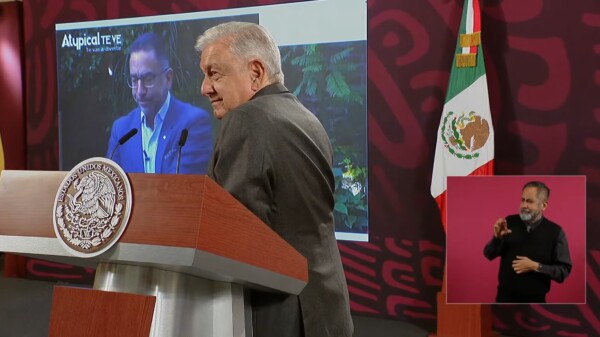 Se mofa AMLO de los panistas Lozano y Cortés