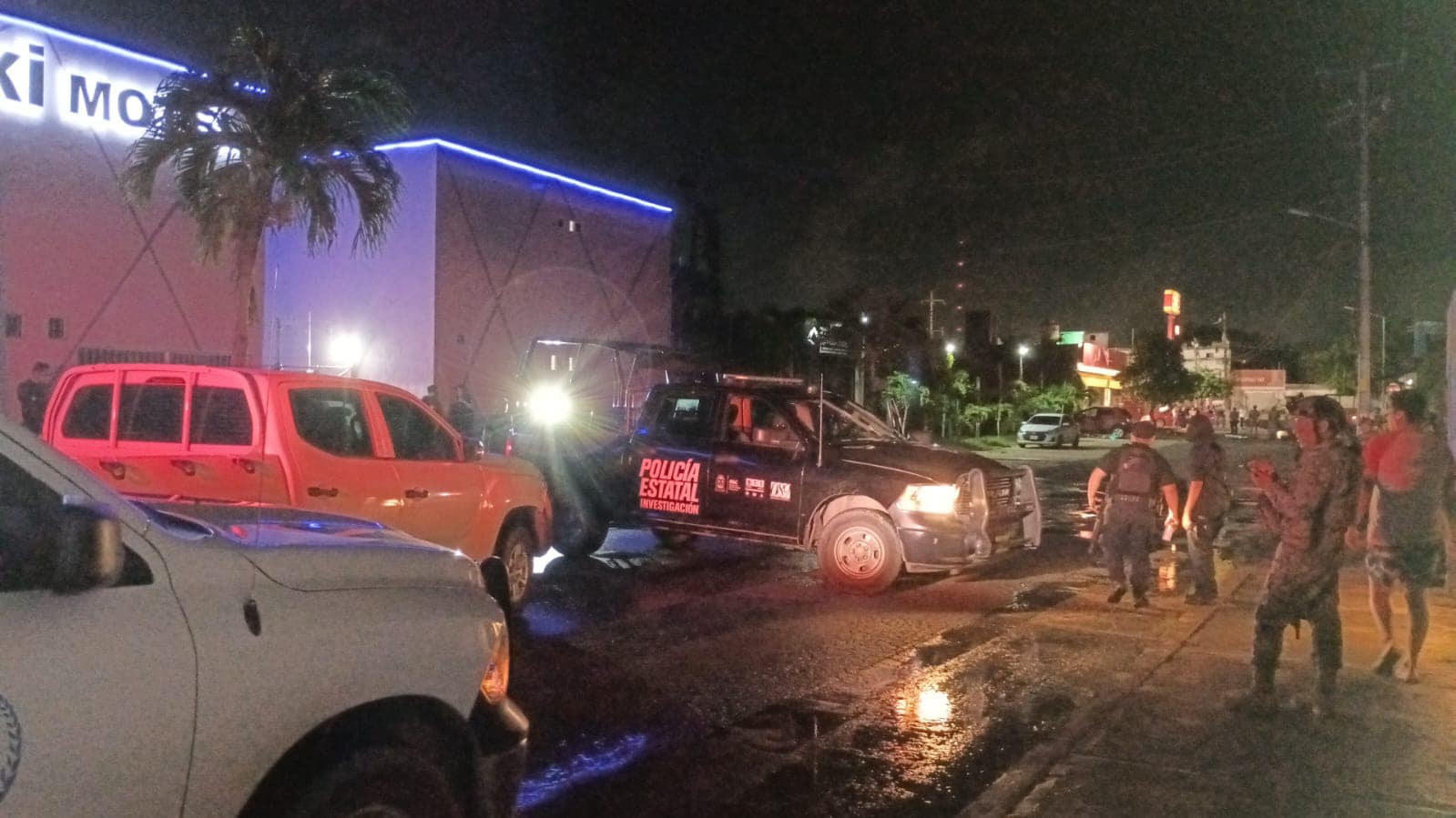 Abaten a presunto sicario y detienen a dos más en Cancún; hubo una persecución tras una agresión armada a policías de investigación.