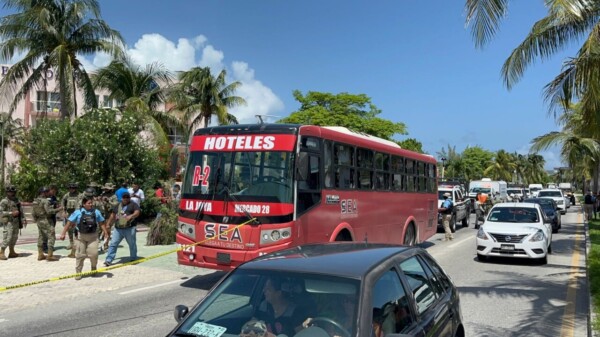 Ejecutan a dos personas en autobús de la ZH de Cancún