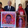 Entrega AMLO a padres de los 43 de Ayotzinapa nuevo informe