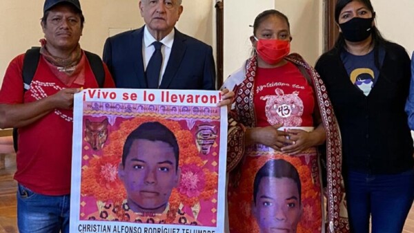 Entrega AMLO a padres de los 43 de Ayotzinapa nuevo informe
