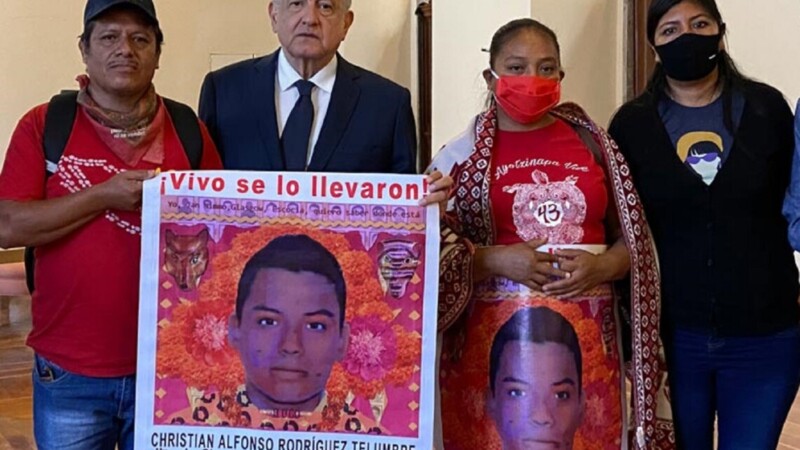 Entrega AMLO a padres de los 43 de Ayotzinapa nuevo informe