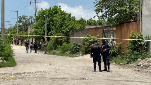 Balean a un sujeto en un negocio en la colonia El Pedregal en Cancún