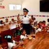 Promueve Isla Mujeres proximidad social con visitas escolares a la Casa del Policía