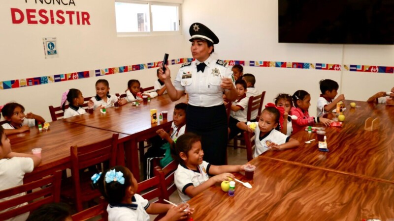 Promueve Isla Mujeres proximidad social con visitas escolares a la Casa del Policía