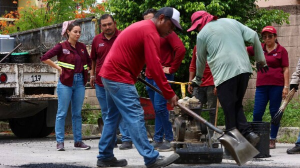 Intensifica Ana Paty Peralta trabajos de bacheo en avenidas de Cancún