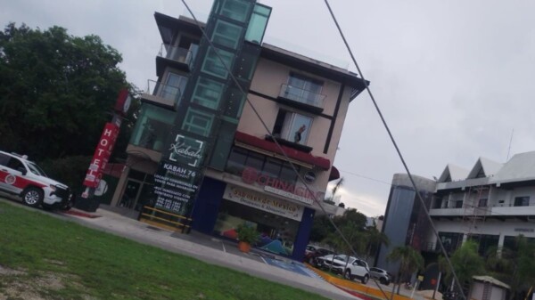 Cancún Sujeto amaga con lanzarse desde el balcón de un hotel en la Kabah (VIDEO)