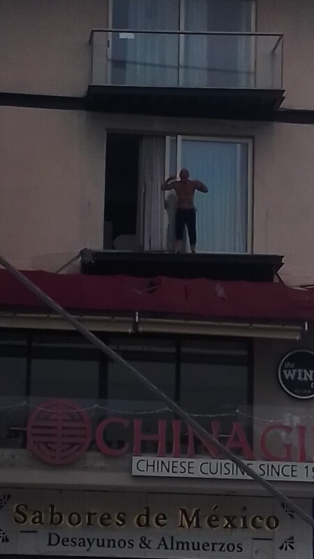 Cancún: Sujeto amaga con lanzarse desde el balcón de un hotel en la Kabah (VIDEO); la persona portaba un arma blanca con la cual amenazaba hacerse daño.