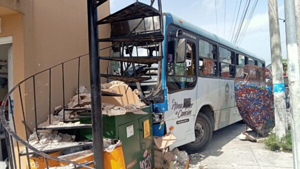 Choca autobús contra muro en una gasolinera de la Leona Vicario y Kabah; al menos 30 pasajeros heridos