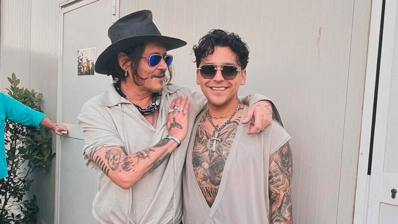 Christian Nodal presume su icónico encuentro con Johnny Depp