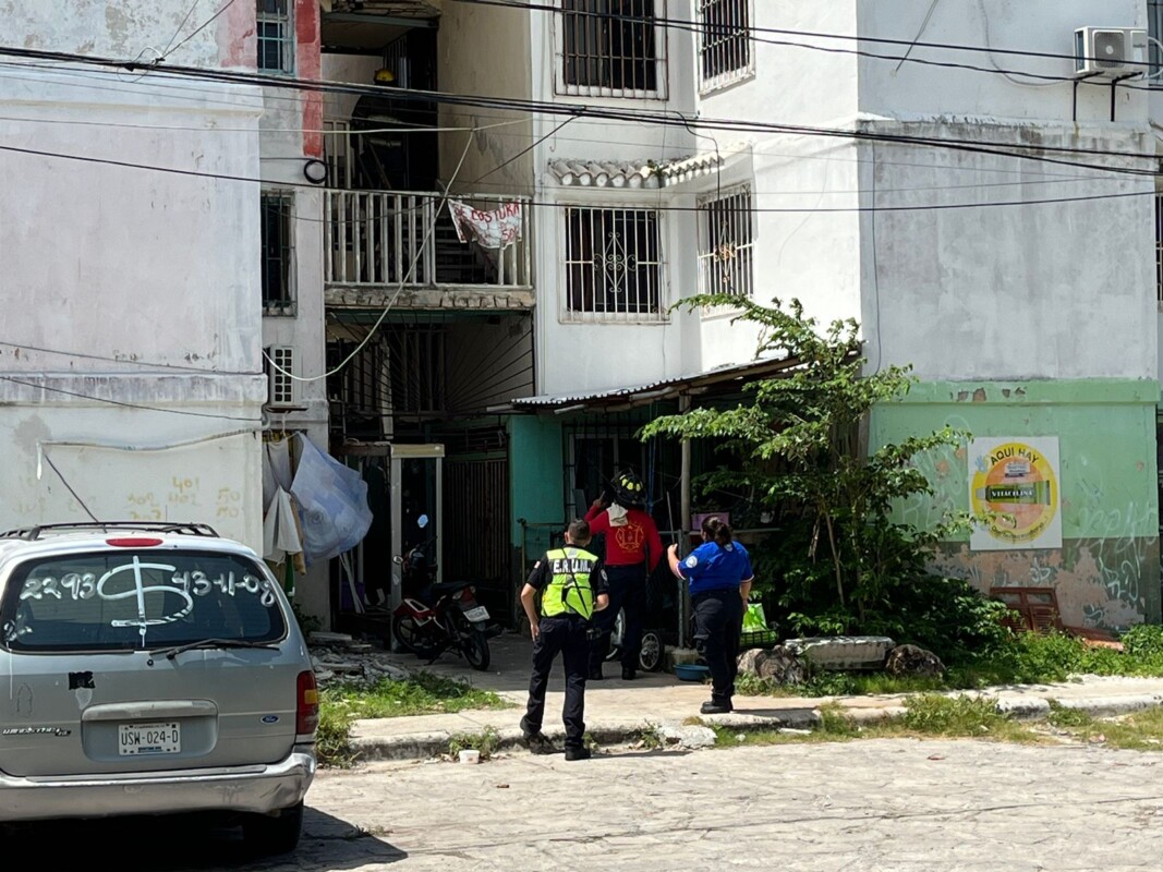 Derrumbe de escaleras en edificio de Corales en Cancún