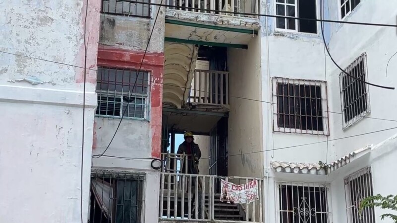 Derrumbe de escaleras en edificio de Corales en Cancún
