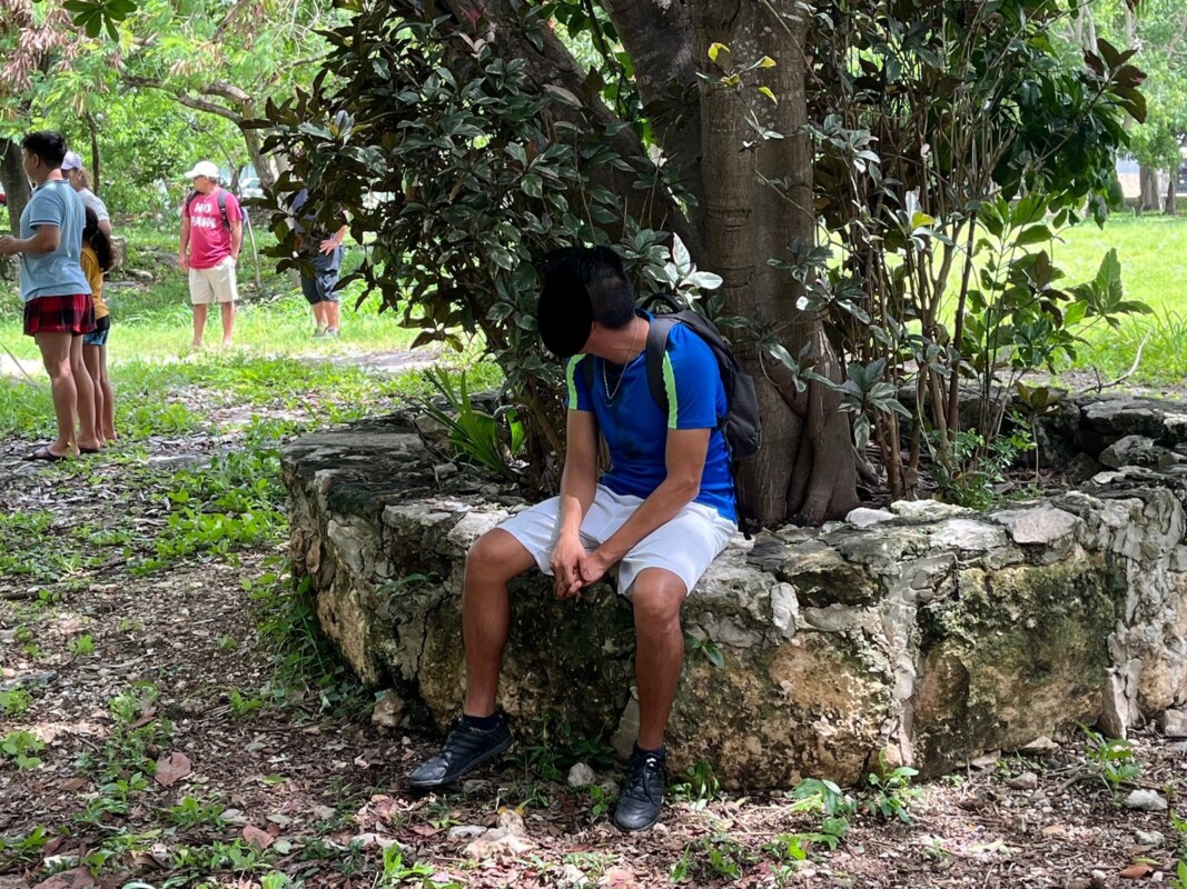 Detienen a sujeto por acosar a niñas en la Región 228 de Cancún (VIDEO); los hechos tuvieron lugar a un costado de la primaria “La Corregidora”.