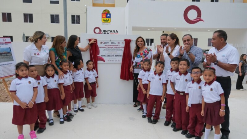 Entrega Mara Lezama escuela de nueva creación en el fraccionamiento Cielo Nuevo en Cancún