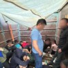 Aseguran a 63 migrantes en la caja de un camión de carga