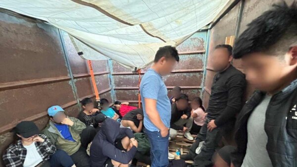 Aseguran a 63 migrantes en la caja de un camión de carga