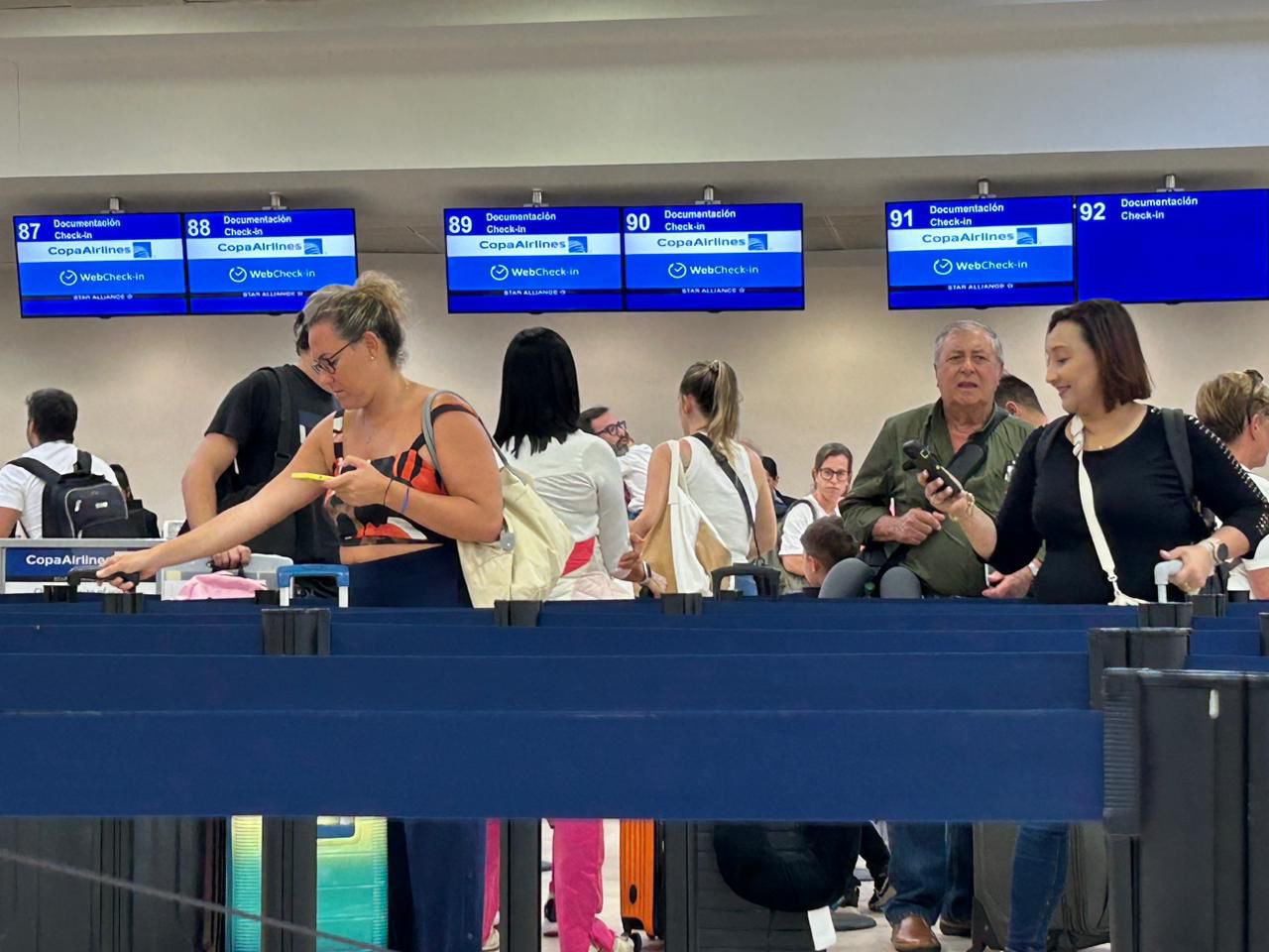 Aerolíneas reportan afectaciones por falla informática; cientos de pasajeros vieron interrumpidos sus itinerarios esta mañana.