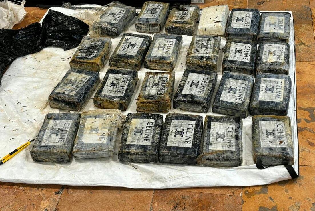 Aseguran paquete con 22 kilos de cocaína en playa del Puerto Morelos; personal naval acudió a un reporte de ciudadano.