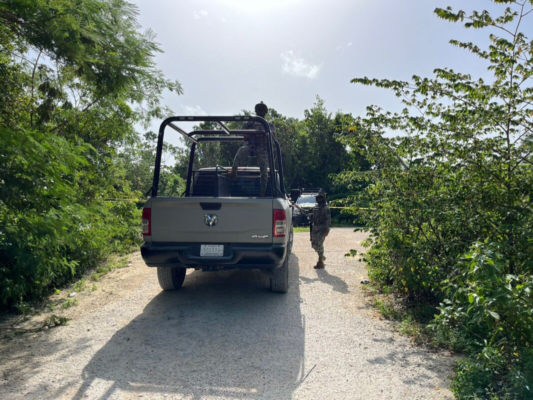Hallan a un hombre muerto en la colonia Santa Cecilia de Cancún; la víctima presenta traumatismo de cráneo provocado aparentemente por rocazos.