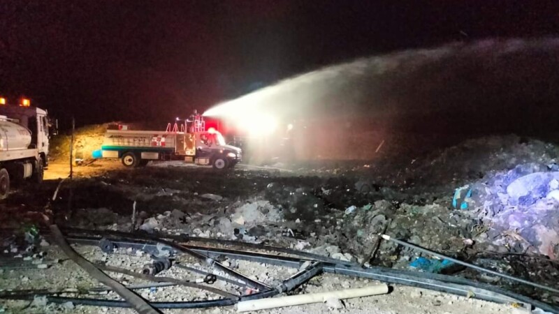 Bomberos logran controlar incendio en relleno sanitario de Cozumel
