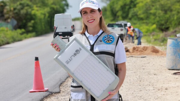 Atenea Gómez supervisa trabajos de alumbrado público de Costa Mujeres