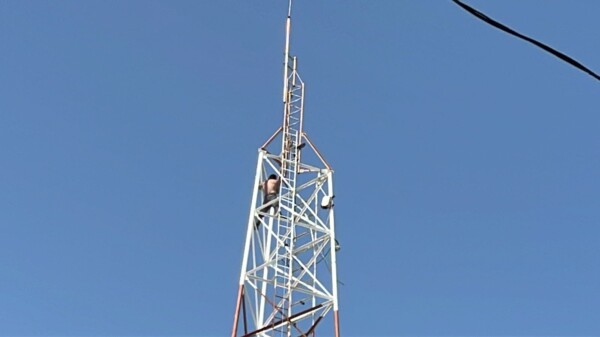 Moviliza sujeto a bomberos tras subir a torre de Telmex