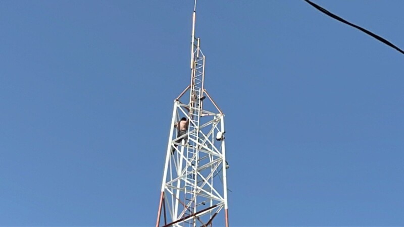 Moviliza sujeto a bomberos tras subir a torre de Telmex