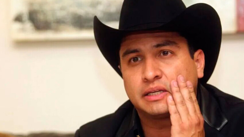 Mujer toca las partes íntimas de Julión Álvarez durante concierto