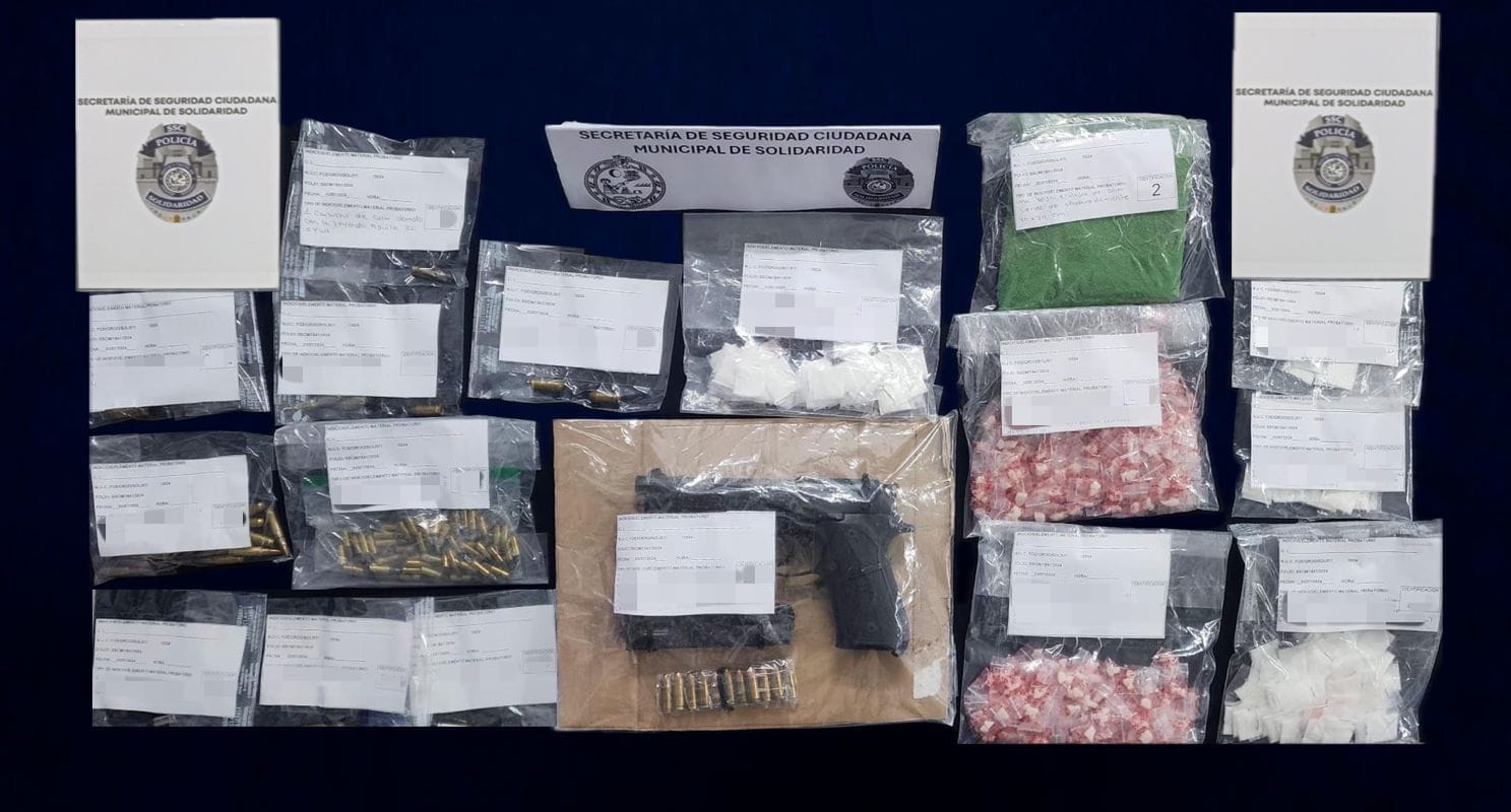 Playa del Carmen: Detienen en Nuevo Noh-Bec a dos narcomenudistas; les decomisaron más de 400 dosis de enervantes y un arma de fuego.