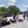 Embiste motocicleta a camioneta frente a El Torito en Cancún