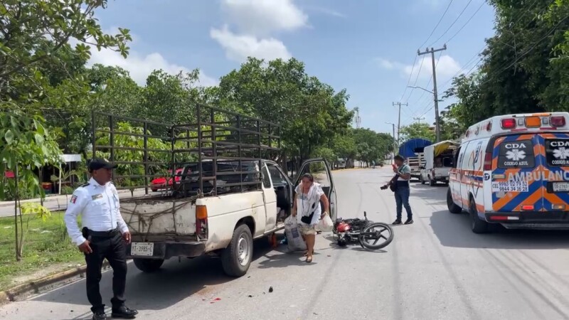 Embiste motocicleta a camioneta frente a El Torito en Cancún