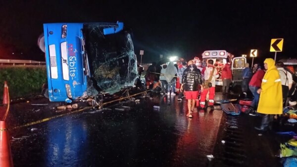 Vuelca autobús en una autopista; hay 2 muertos y 15 heridos