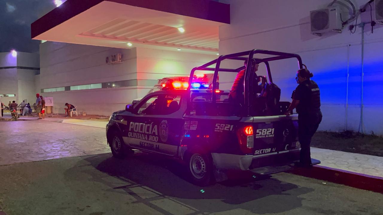 Los balearon mientras dormían en Villas Otoch Paraíso; las víctimas son dos hombres y una mujer, quienes fueron trasladados a hospitales.