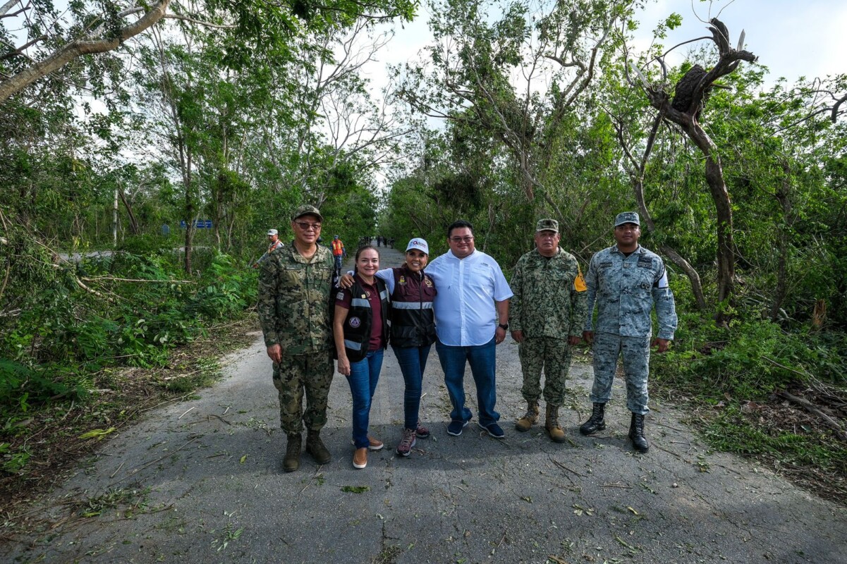Se reunió con la presidenta municipal de Cozumel, Juanita Alonso, y con el presidente electo, José Luis Chacón, para revisar las áreas afectadas en el suministro.