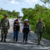 Mara Lezama recorre con brigadas de CFE trabajos de restablecimiento de energía eléctrica por el paso de “Beryl” en Cozumel