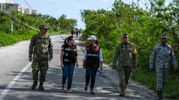 Mara Lezama recorre con brigadas de CFE trabajos de restablecimiento de energía eléctrica por el paso de “Beryl” en Cozumel